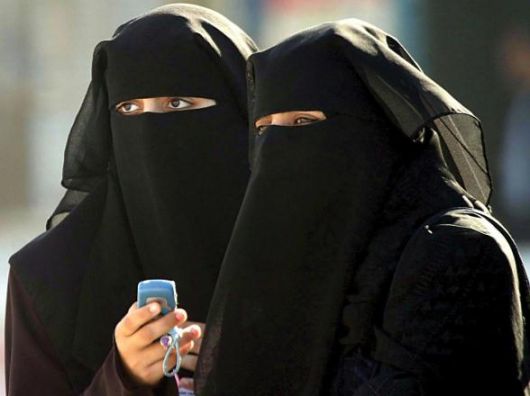 Burqa o Burka del árabe, &#1576;&#1585;&#1602;&#1593; burqa`
