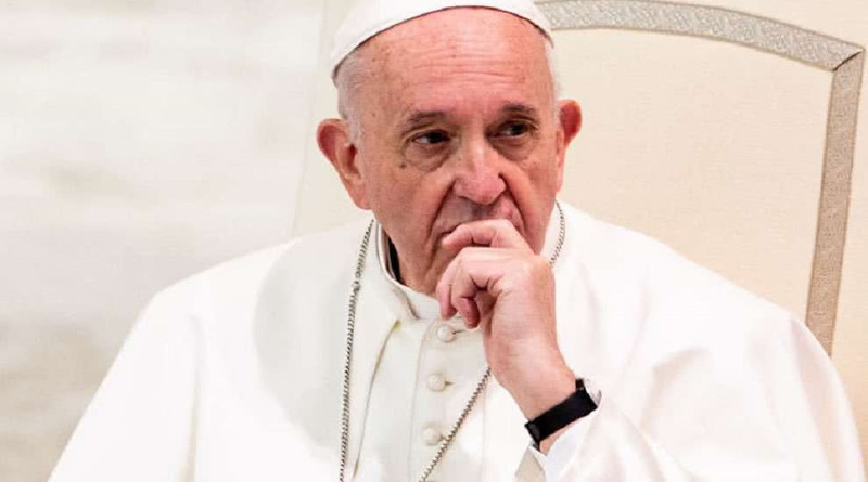 El papa, que administra 10.000 millones en El Vaticano, pide que recemos por una "Iglesia pobre"