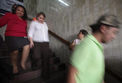 Guatemaltecos corren hacia la calle tras el fuerte seismo de 7 grados