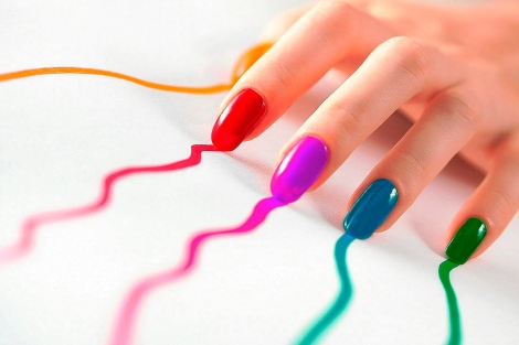 Varias uñas pintadas de colores